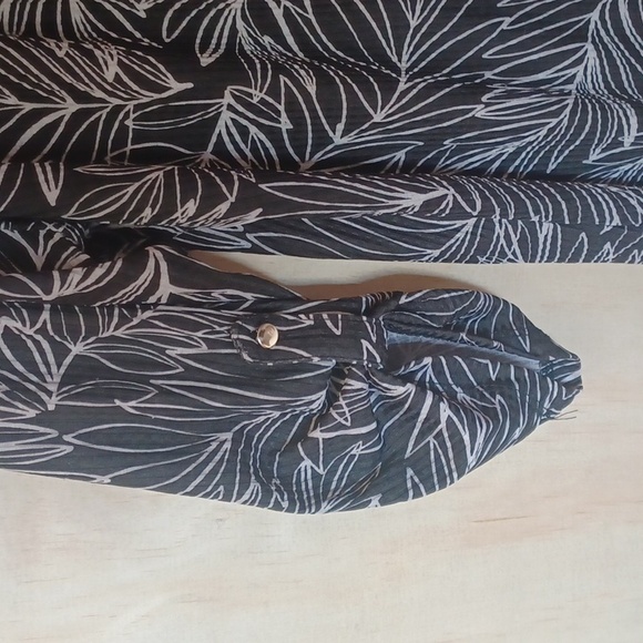 Kate Park Leaf Print V-Neck Top With Roll-Tab Sleeves Stretchy PXL - Picture 7 of 12